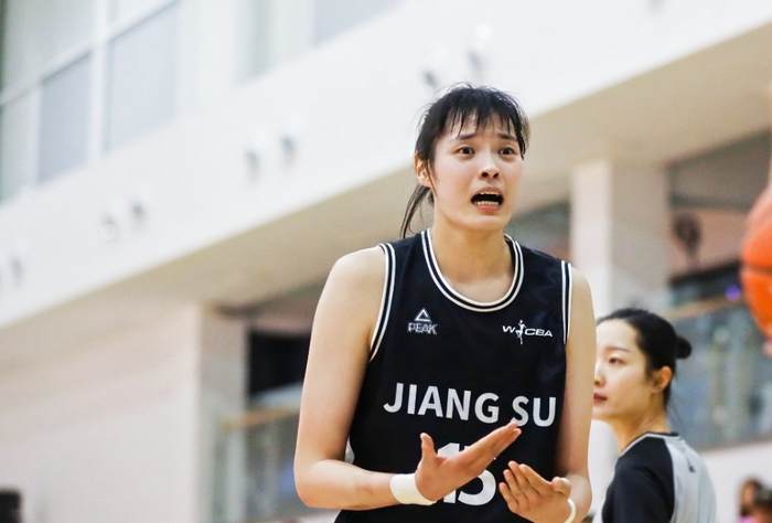 12分钟砍21分!中国女篮26岁2米中锋11投10中:宫鲁鸣该招进她?